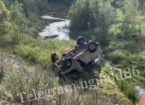 В Ханты-Мансийске при съезде автомобиля в кювет пострадали два человека
