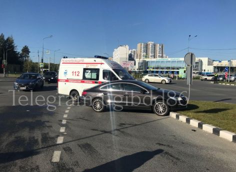 В Сургуте в ДТП с автомобилем скорой помощи пострадал медработник