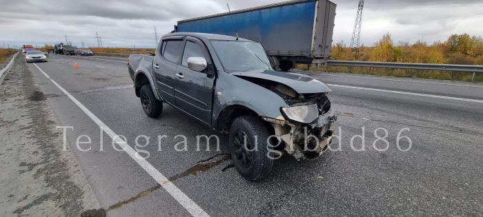 ​В Югре «Камаз» выехал на встречку и столкнулся с Mitsubishi