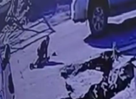 В Пыть-Яхе юный пешеход попал под машину // ВИДЕО