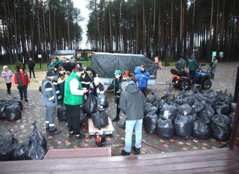 Жители Нягани собрали под снегом 190 мешков мусора