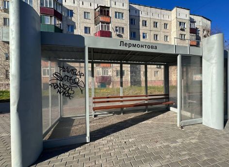 Вандалы не унимаются: пала еще одна остановка в Сургуте
