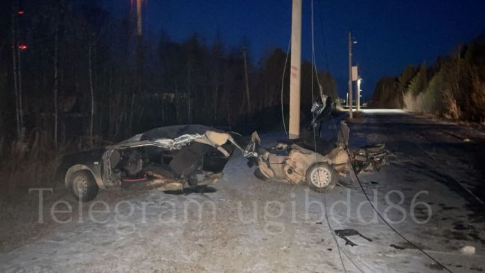 На югорской трассе молодой водитель врезался в столб, погиб пассажир