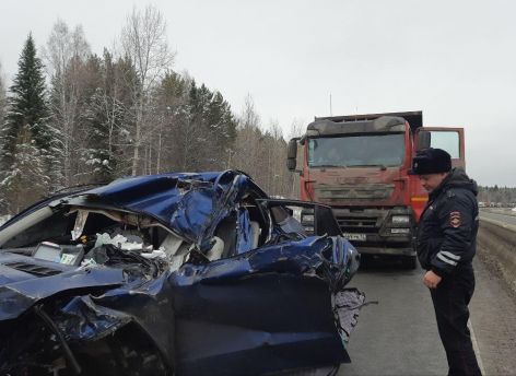Mercedes югорского гонщика зажало между двумя фурами
