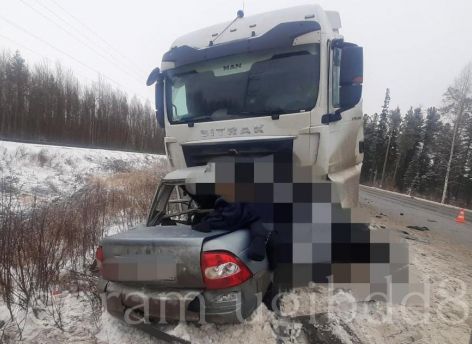 В Югре фура «зажевала» ВАЗ - погибли двое молодых мужчин