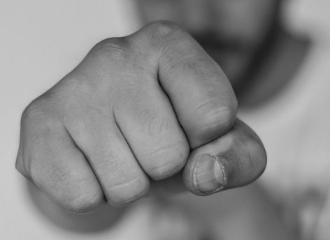 Житель Ханты-Мансийска избивал малолетнего пасынка в лифте: мужчину задержали