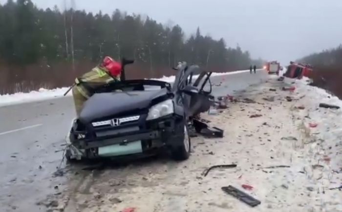 В Югре столкнулись Honda и «КамАЗ» - погибли два человека