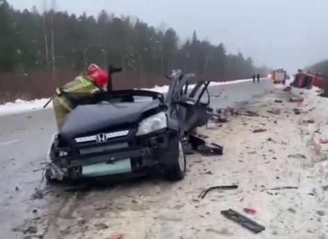 В Югре столкнулись Honda и «КамАЗ» - погибли два человека