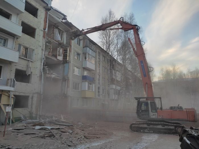 ​В Нижневартовске продолжают разбирать разрушенный взрывом газа дом
