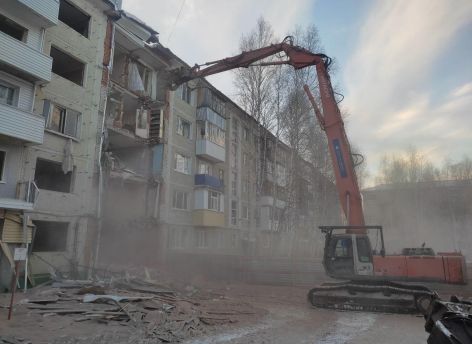 В Нижневартовске продолжают разбирать разрушенный взрывом газа дом
