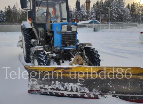 В югорском городе трактор врезался в легковушку