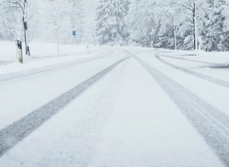В ГИБДД ХМАО рассказали водителям, как вести себя на дорогах в мороз