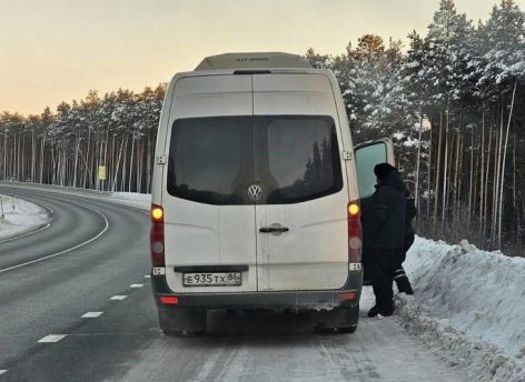 В ХМАО микроавтобус с пассажирами застрял на трассе в мороз