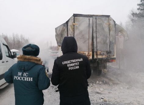 В Пыть-Яхе сгорел фургон, пострадали несколько человек
