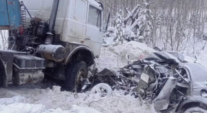 ​В ХМАО столкнулись Hyundai и грузовик - погибли мужчина и ребенок