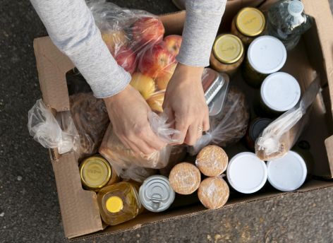 Передай нуждающимся: как в мире много лет питаются продуктами с истекающим сроком годности