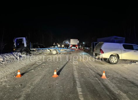 В ДТП с груженым эвакуатором в Югре пострадали три человека