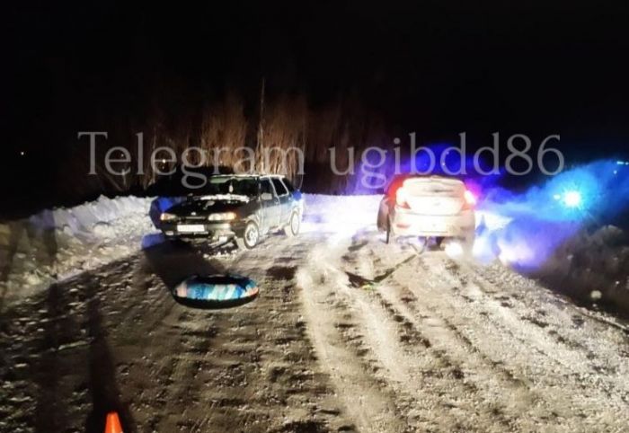 В Нижневартовске тюбинг с девушкой врезался в автомобиль
