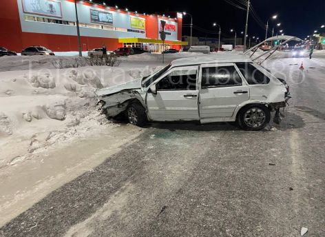 В Нижневартовске угнавшие автомобиль подростки врезались в «КамАЗ»