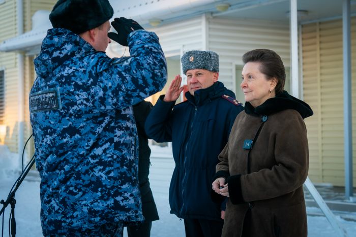 Губернатор Югры вручила сотрудникам ОМОНа ключи от новых служебных машин