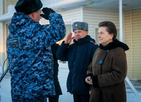 Губернатор Югры вручила сотрудникам ОМОНа ключи от новых служебных машин