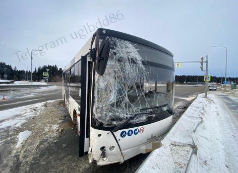 Молодой водитель из Ханты-Мансийска врезался в автобус