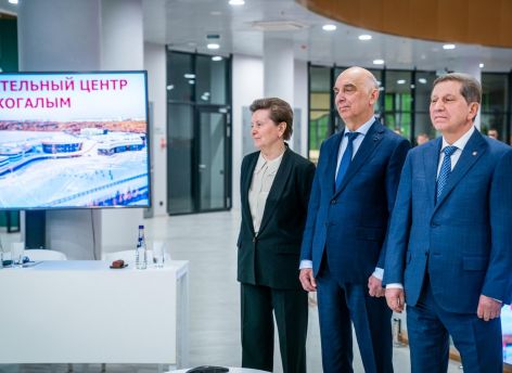 В открытии образовательного центра для нефтегаза в Югре поучаствовали Наталья Комарова и Владимир Путин