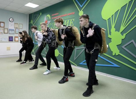 Школьники Сургутского района прыгнут с парашютом