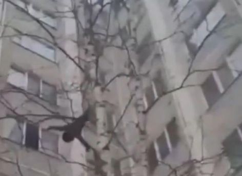 В ХМАО накажут хулигана, который прыгнул с пятого этажа