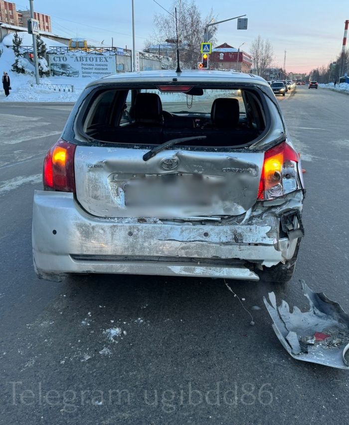 ​В аварии в Нижневартовске пострадала 36-летняя пассажирка «Toyota»