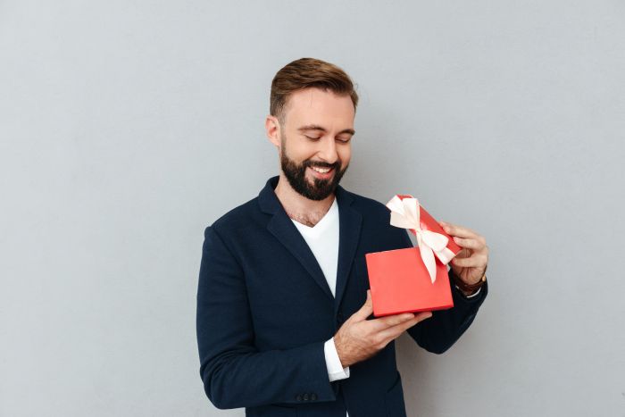 ​Мужчины из Югры ждут на 23 февраля заботы и денег, а получают носки и гель для бритья
