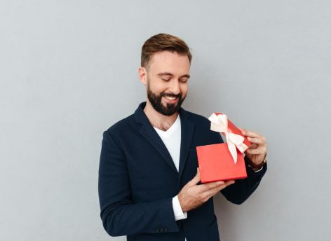 Мужчины из Югры ждут на 23 февраля заботы и денег, а получают носки и гель для бритья
