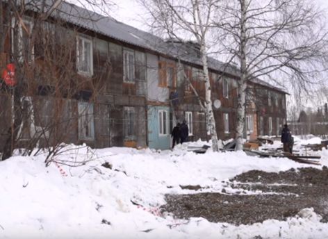 В ХМАО в аварийном доме обрушились балконы