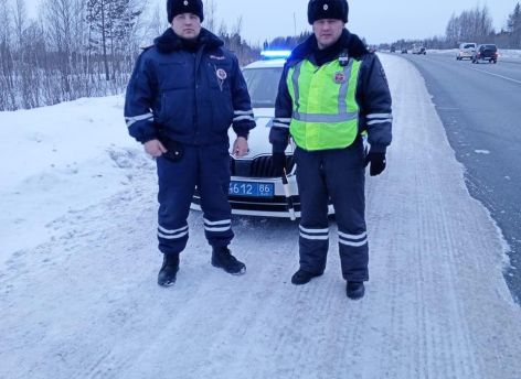 Госавтоинспекторы Югры экстренно доставили мужчину в больницу