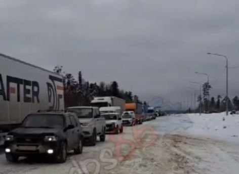На югорской трассе скопилась огромная пробка