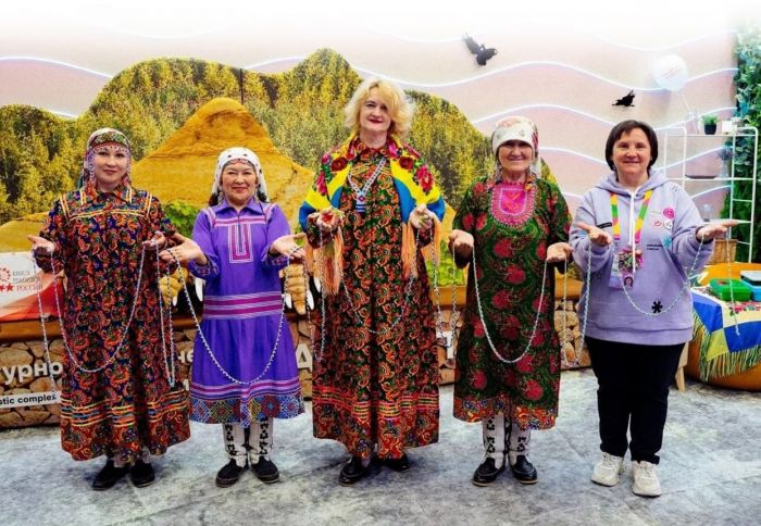 ​Мастера из ХМАО сплели рекордно длинный браслет из бисера