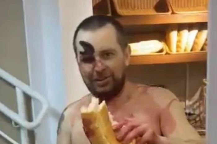 ​По улицам Нижневартовска ходил голый мужчина с ножом в глазу