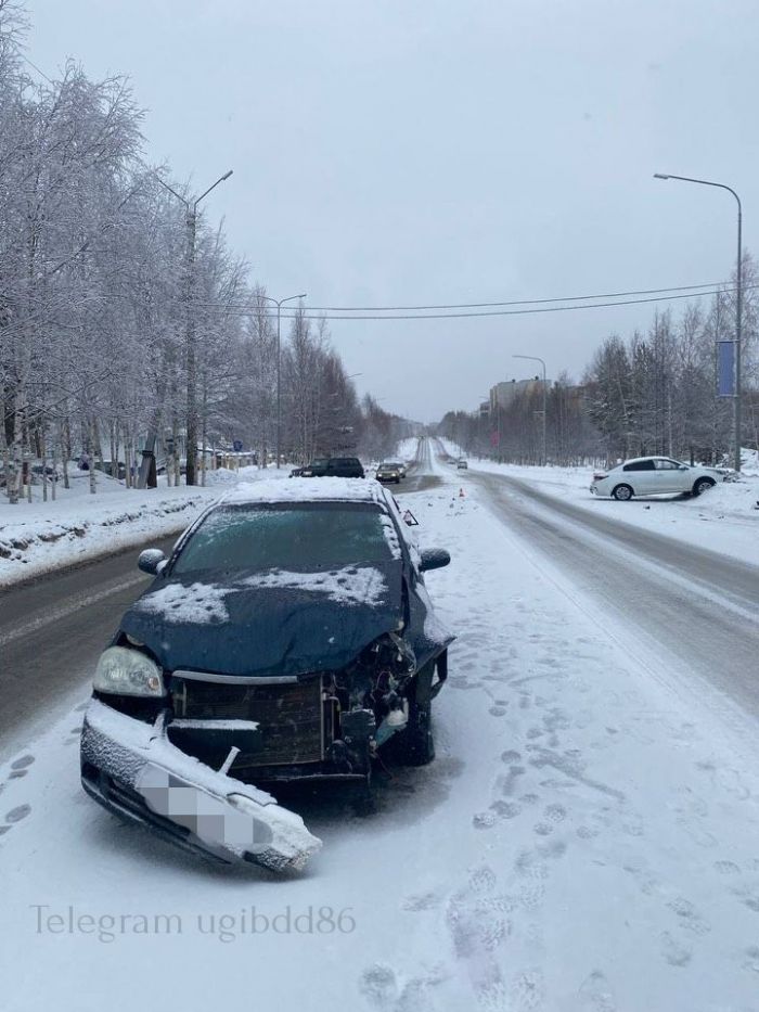​В ХМАО неудачный разворот стал причиной дорожной аварии с пострадавшими