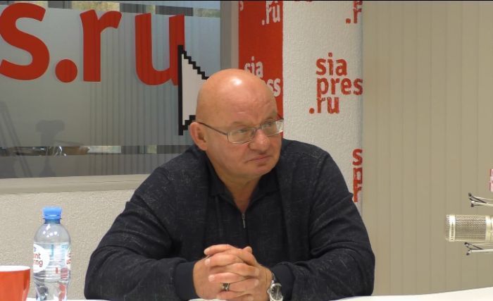 ​Евгений Дьячков будет управлять аэропортом Сургута еще два года