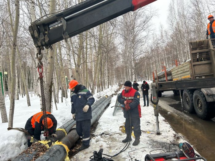 ​В одном из парков Нижневартовска демонтируют надземную теплотрассу