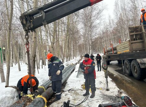 В одном из парков Нижневартовска демонтируют надземную теплотрассу