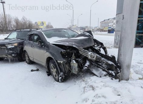 В Нижневартовске пострадал 11-летний пассажир при наезде авто в столб