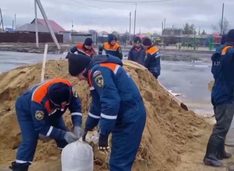 Спасатели из ХМАО помогают бороться с паводком в Зауралье