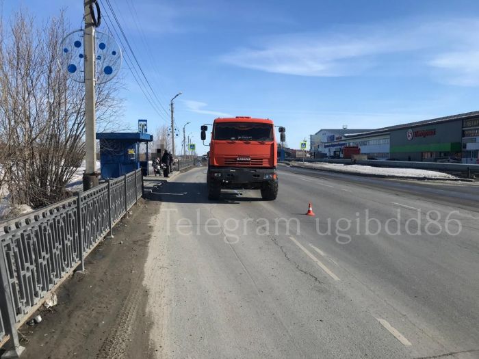 ​Неопытный водитель «КамАЗа» сбил женщину на пешеходном переходе в Нефтеюганске