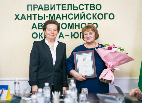 Наталья Комарова наградила югорчан накануне праздника Весны и Труда