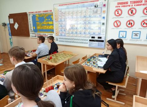 ​Наталья Комарова посетила лицей в Макеевке, восстановленный при помощи Югры