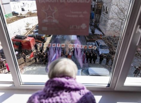 ​В Сургуте провели парады у домов ветеранов в преддверии Дня Победы