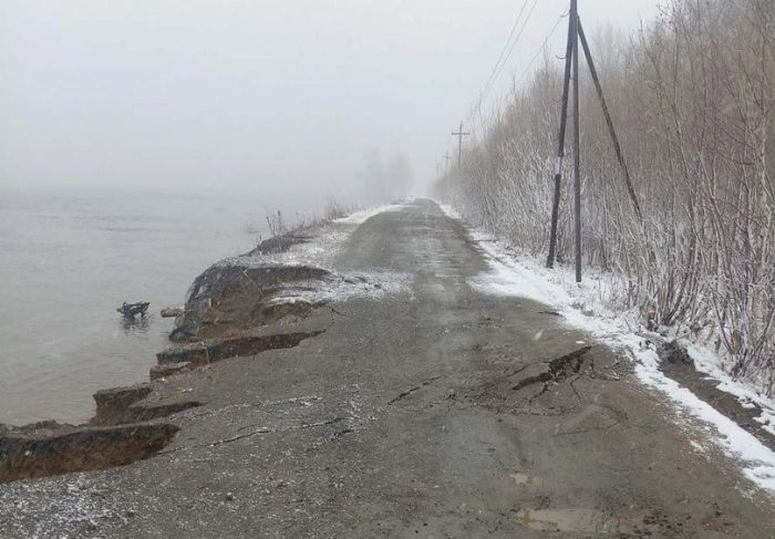 ​В ХМАО река размывает ведущую в деревню дорогу