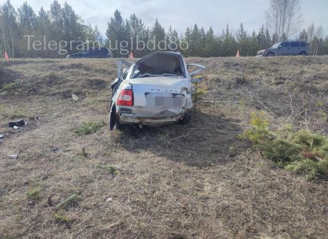 В ХМАО погиб человек после съезда легковушки в кювет