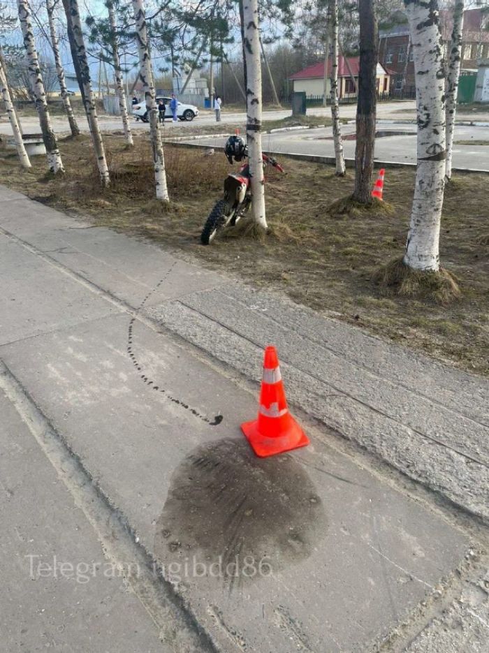 ​Молодой мотоциклист врезался в дерево в ХМАО